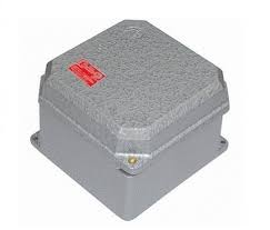 (PEDIR PRECIO) CAJA LIVIANA de ALUMINIO C/JUNTA, TAPA Y 2 TORNILLOS de BRONCE. IP64 de 145 x 145 x 74 mm INT. CIEGA. Bajo IEC