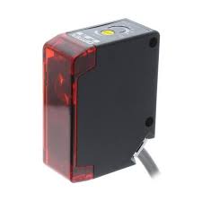 (CONSULTAR) Sensor fotoeléc. difuso, Alim.: 10...30 VDC, rectangular (32x42x15 mm), carcaza plástica, alcance 10 cm, PNP, NA/NC (switch), IP67, temp. -25... +55oC, salida a cable 2 m, luz roja, con ajuste a sensibilidad (potenciómetro), con supresión de fondo.